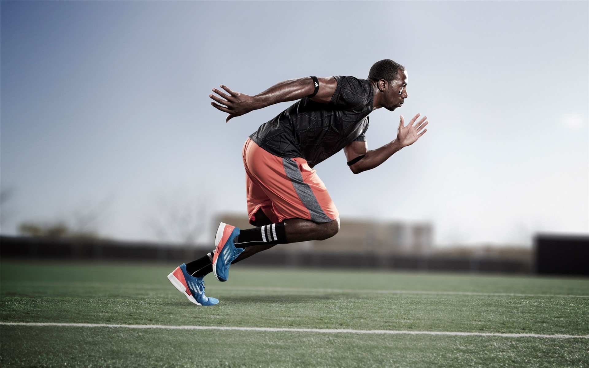 孤胆英雄的双面叙事，从魔术加时险胜到拉梅洛的英超接管，体育如何定义超级巨星的夜晚