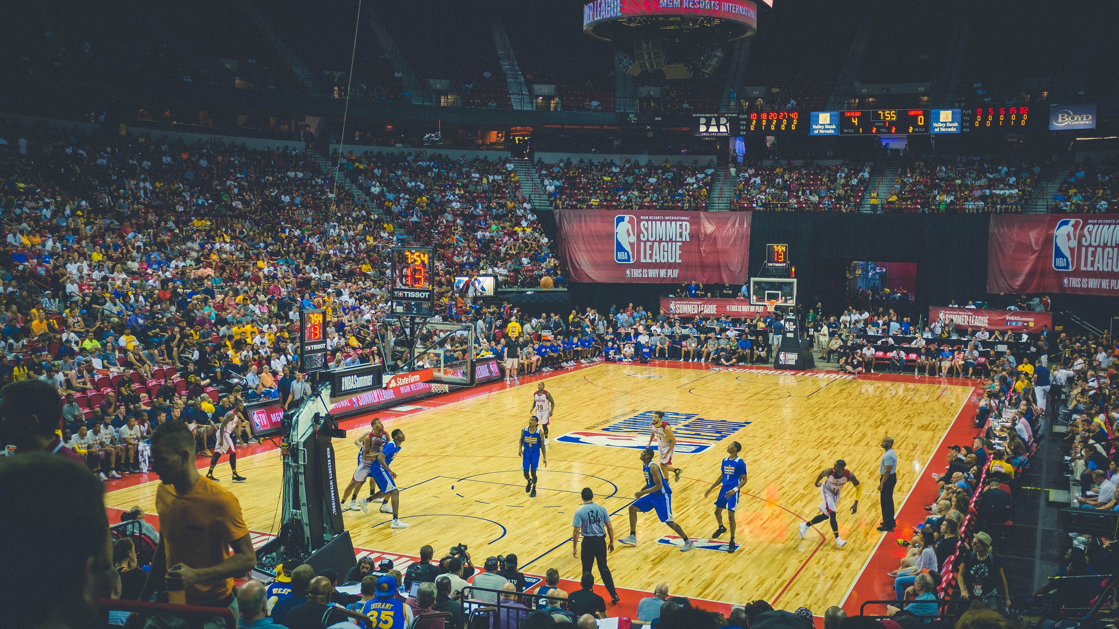 开云APP-时代推演，当湖人铁血传统遭遇新星锡安的抢七接管，季后赛舞台响起最强音